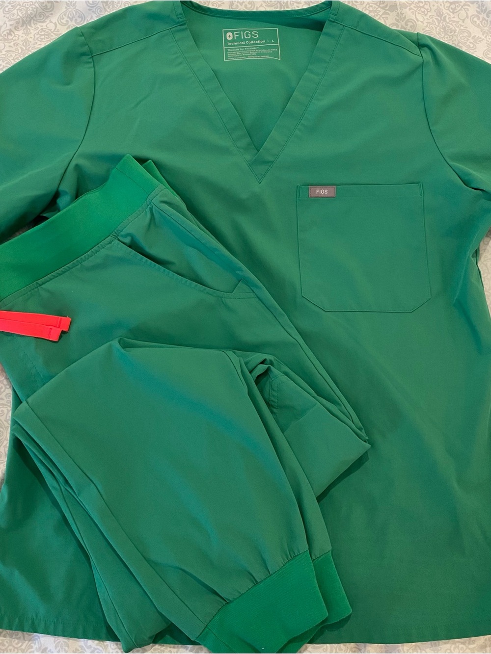 Figs Scrubs set in Safety Green FREEx